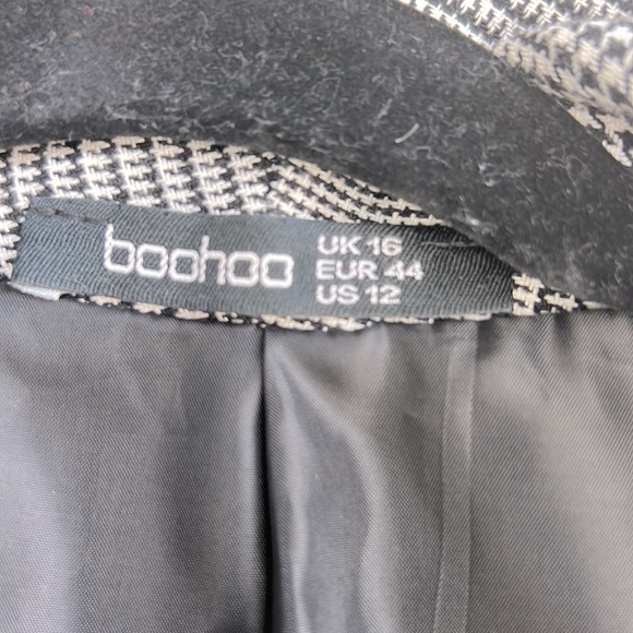 Boohoo lightly worn open blazer perfect for a trendy business look or interview - Picture 3 of 3
